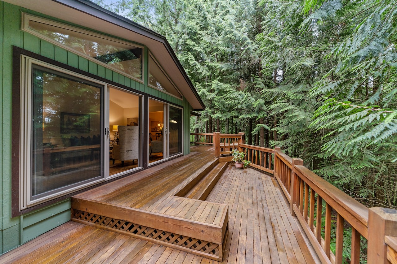 Cedar Backyard Deck — Decks, Ottawa